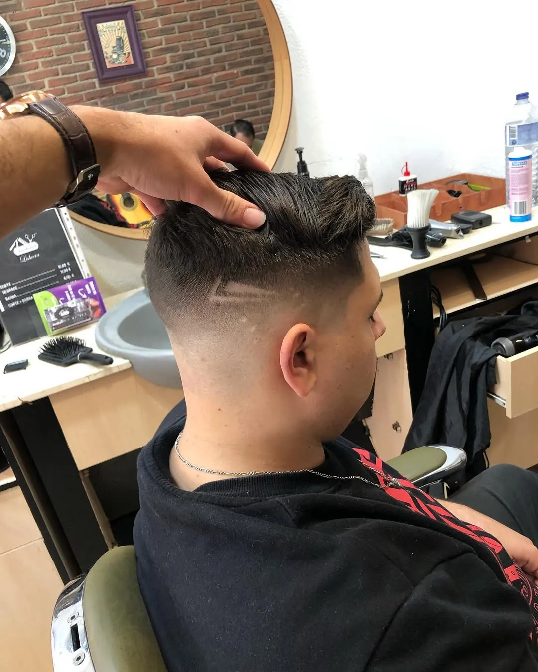 Acabamento de um corte na barbearia da Penha de França
